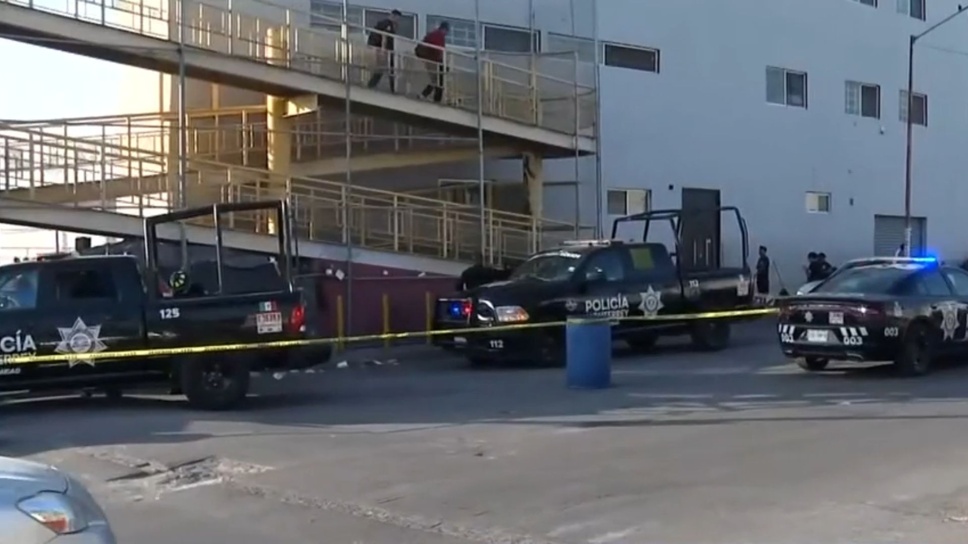 Autoridades investigan el hallazgo de un hombre sin vida en la colonia Bellavista de Monterrey tras despliegue de corporaciones de auxilio.