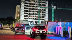 Sujetos armados irrumpieron en un complejo departamental de Zapopan, golpearon al vigilante y robaron el equipo de seguridad. Entérate de los detalles.