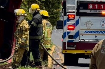 Volcadura de pipa con gasolina obligó al cierre total de la carretera El Verde en El Salto; autoridades atienden derrame e investigan posibles lesionados.