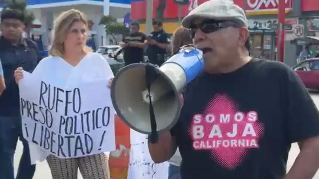 Alrededor de 300 personas se manifestaron frente a la FGR en Tijuana para exigir la liberación de Ernesto 'N', exgobernador de Baja California.