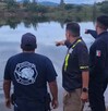 personal de protección civil realiza un operativo en una presa