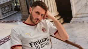 Santiago Gimenez luciendo el nuevo jersey que usará el AC Milan en la próxima temporada de la Serie A.