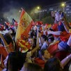 Cientos de hombres y mujeres aficionados del fútbol celebrando la victoria de España en el Mundial 2026 con banderas del país