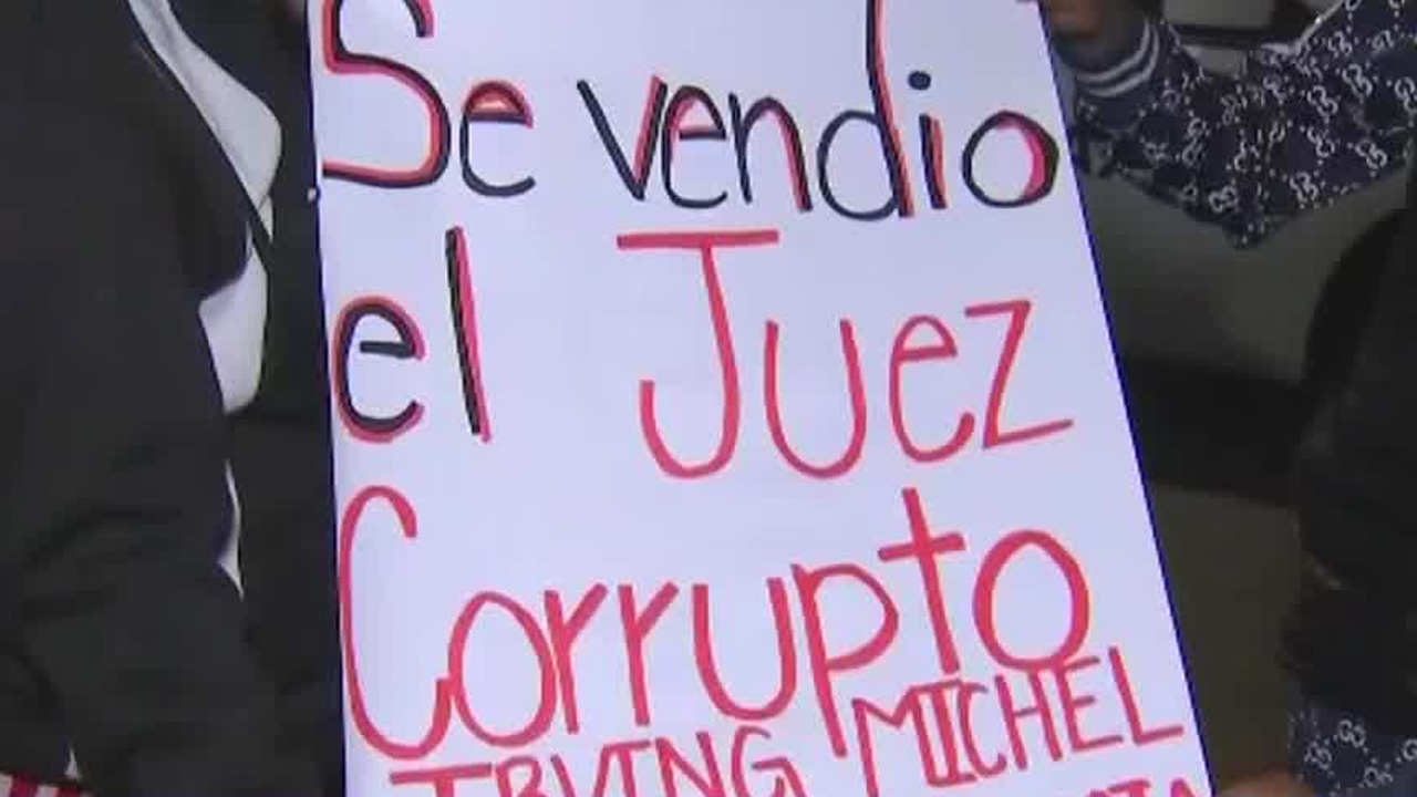 Taxistas y familiares de una víctima realizaron cuatro bloqueos en la Ciudad de México para protestar por la liberación de un hombre acusado de abuso sexual.