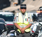Elemento de la Guardia Nacional en una autopista.