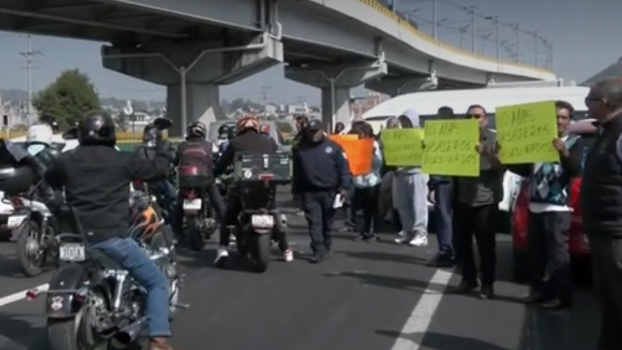 Transportistas del Estado de México bloquearon por dos horas la autopista México-Puebla para exigir mayor seguridad ante el aumento de asaltos.