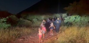 Elementos de Proxpol rescatando a familia.