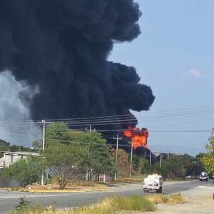 Alerta a los cuerpos de seguridad de un incendio en la carretera Dulces Nombres.