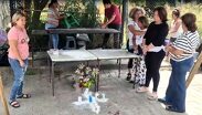 Allegados a la víctima formaron una cruz con veladoras en el lugar donde ocurrieron los hechos / Álvaro Morales