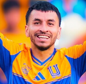 Ángel Correa festejando uno de sus goles con Tigres en el Estadio Universitario.