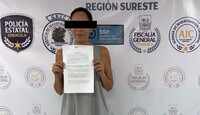 Se observa a una mujer sonriendo, con ojos tapados y con una hoja en las manos.