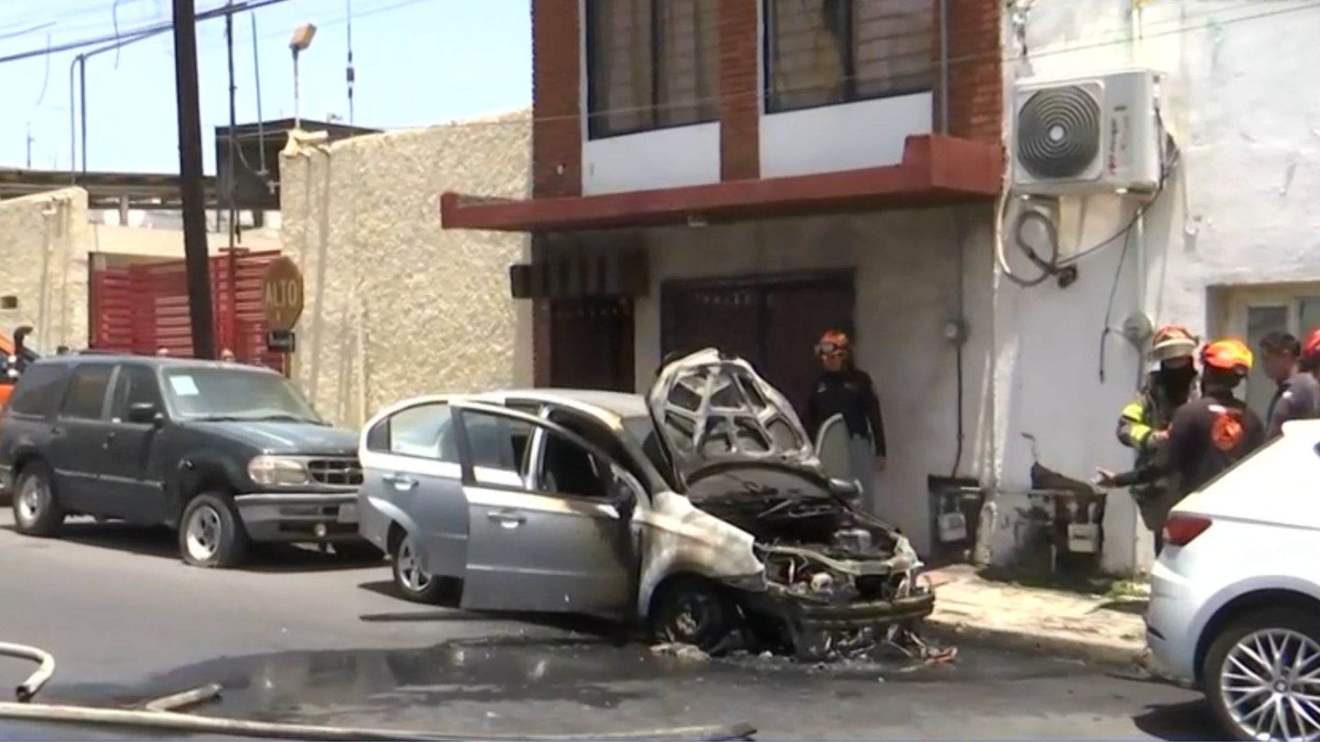 Edgar Plata reporta incendio de vehículo en centro de Monterrey. Propietario se enteró cuando bomberos le avisaron. Cierre vial en Albino Espinoza.