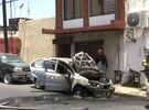Edgar Plata reporta incendio de vehículo en centro de Monterrey. Propietario se enteró cuando bomberos le avisaron. Cierre vial en Albino Espinoza.