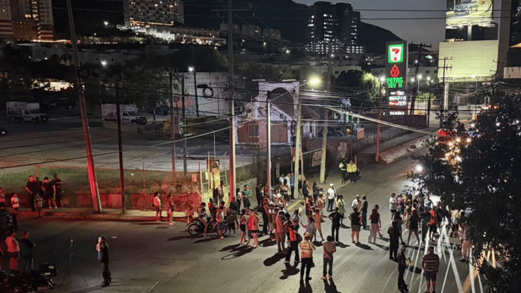 Vecinos de Laderas del Mirador bloquean la av. Lázaro Cárdenas en Monterrey tras 4 días sin luz. La protesta colapsó el tráfico al sur de la ciudad.