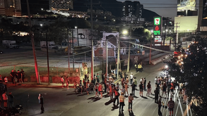 Vecinos de Laderas del Mirador bloquean la av. Lázaro Cárdenas en Monterrey tras 4 días sin luz. La protesta colapsó el tráfico al sur de la ciudad.
