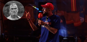 Borja Iglesias cantando una canción de Kase.O en las celebraciones de España campeón del mundo.