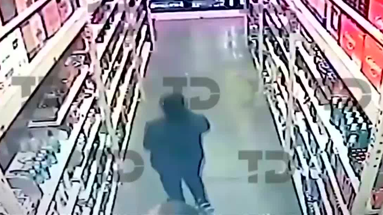 Cámaras de seguridad captaron a cuatro personas robando mercancía de una tienda de autoservicio en Ecatepec mediante la modalidad de fardeo.