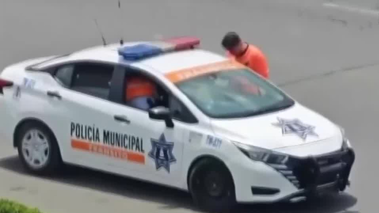 Un video captó a presuntos policías de tránsito de Ixtapaluca recibiendo dinero de un motociclista tras una detención.