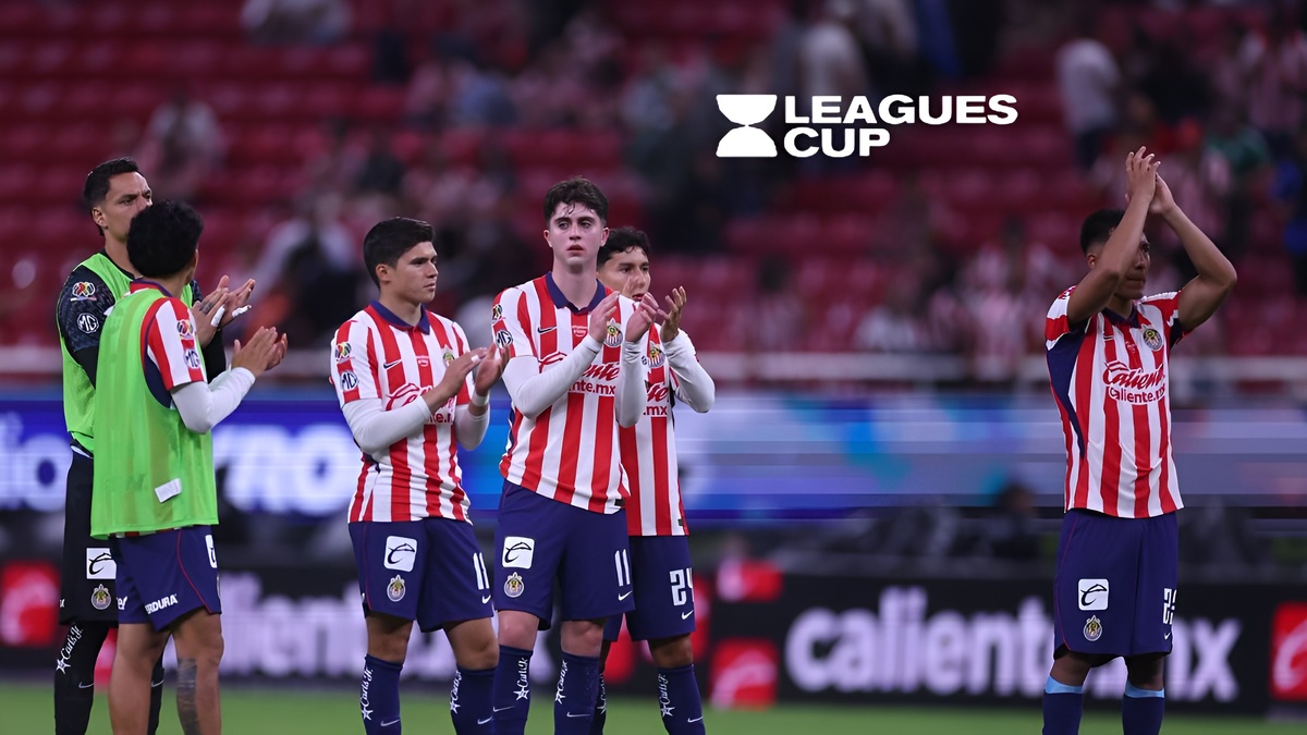 Jugadores del club Chivas de Guadalajara aplaudiendo y agradeciendo a la afición en la cancha.