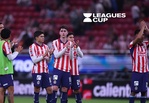 Jugadores del club Chivas de Guadalajara aplaudiendo y agradeciendo a la afición en la cancha.