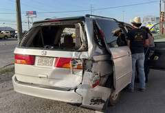 Dos trabajadoras del municipio resultaron lesionadas tras un choque que proyectó una camioneta mientras cruzaban el periférico en Saltillo.