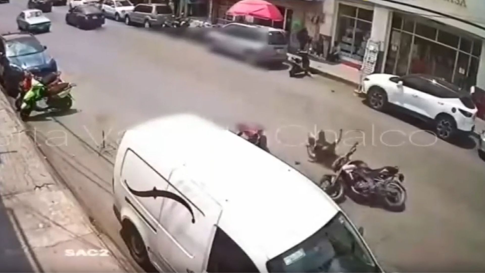 Accidente en Avenida Cuauhtémoc: Motociclista arrolló a peatón en Valle de Chalco. Ambos auxiliados por testigos y trasladados por paramédicos.
