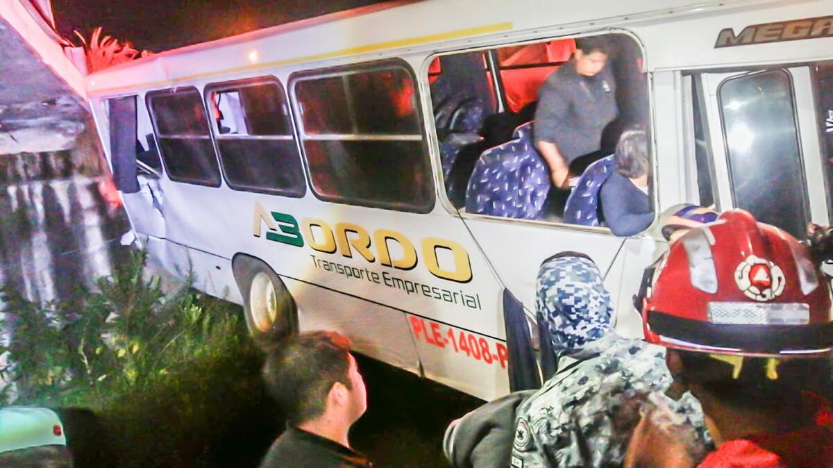 Irapuato, camión vuelca en Irapuato, accidente en Plaza Cibeles, accuidente en la León-Irapuato, accidente en la carretera Irapuato-León, chofer se queda dormid