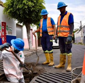 Trabajadores del Siapa realizando trabajos en un alcantarillado de Guadalajara en medio de la calle