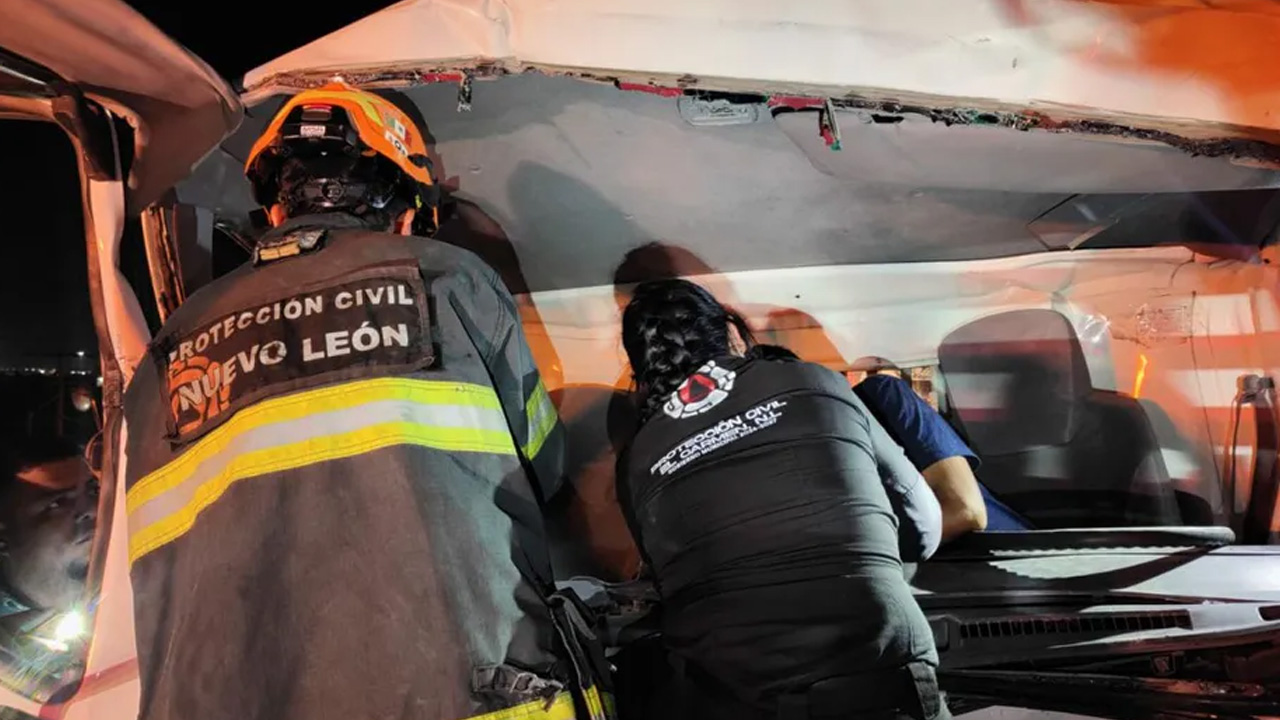Un conductor quedó atrapado y resultó lesionado tras chocar un camión de carga contra un tráiler en la avenida Raúl Salinas, en Escobedo.