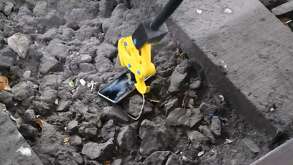 Un teléfono celular en las vías del metro en la Ciudad de México