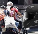 Ley Casco se aplica en Puebla con la colocación de engomados en los cascos de los ciudadanos.