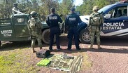 Elementos estatales y militares hallaron municiones y cargadores en una maleta abandonada durante recorridos de vigilancia en Durango.
