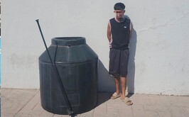 Joven que fue detenido en la colonia Sol de Oriente, acusado de intentar robar un tinaco a su vecina.
