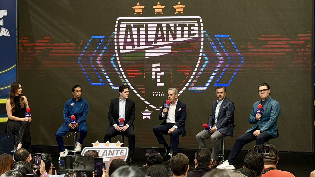 Emilio Escalante en la presentación del Atlante con TV Azteca.