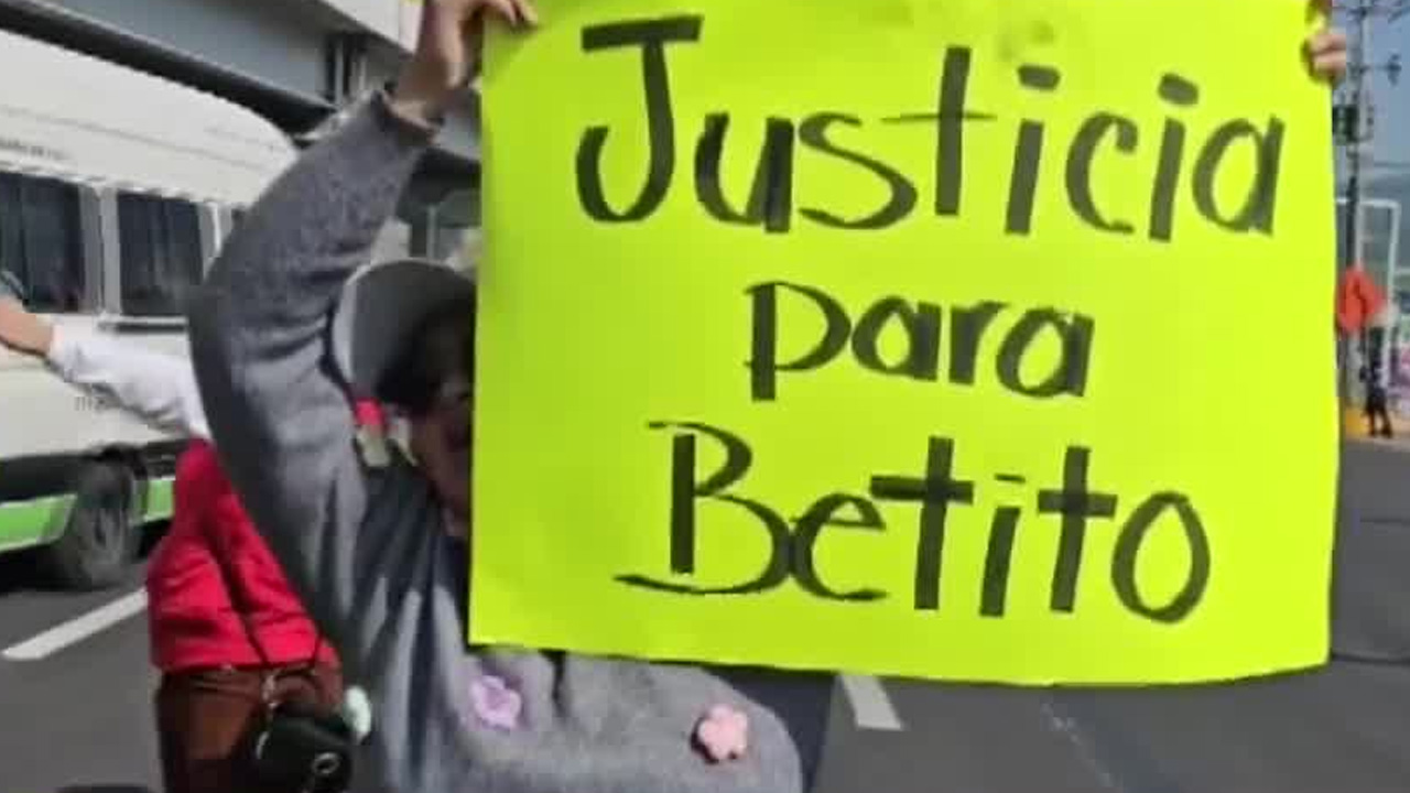 Familiares de Alberto Sandoval, estudiante de la UNAM asesinado durante un asalto en la autopista México-Puebla, bloquearon la vialidad para exigir justicia, av