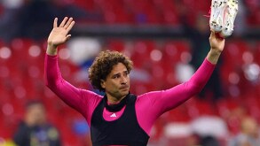 Guillermo Ochoa despidiéndose de la afición en el Estadio Azteca tras ser eliminados del Mundial 2026 por Inglaterra.