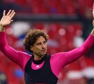 Guillermo Ochoa despidiéndose de la afición en el Estadio Azteca tras ser eliminados del Mundial 2026 por Inglaterra.