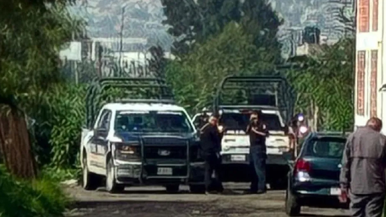 El cuerpo de un hombre de aproximadamente 45 años fue localizado a un costado del Gran Canal de Cartagena, en Ecatepec.
