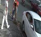 Una mujer y sus dos hijos fueron atropellados por un presunto enfermero sobre la avenida Ruiz Cortines, en Monterrey. El accidente quedó grabado en video.