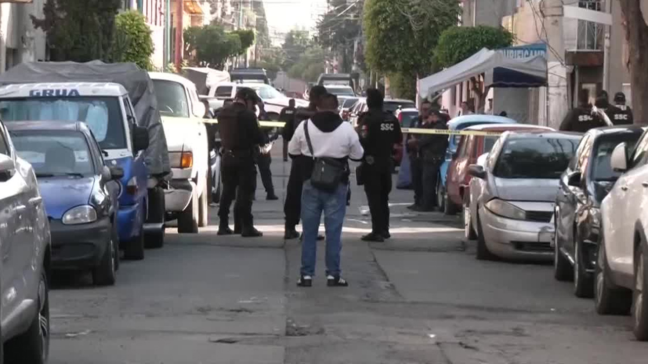 Un hombre de 30 años fue atacado a balazos afuera de su domicilio en la colonia Gabriel Ramos Millán, en Iztacalco.