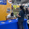 Jugadores atienden a aficionados en sucursal de Walmart.
