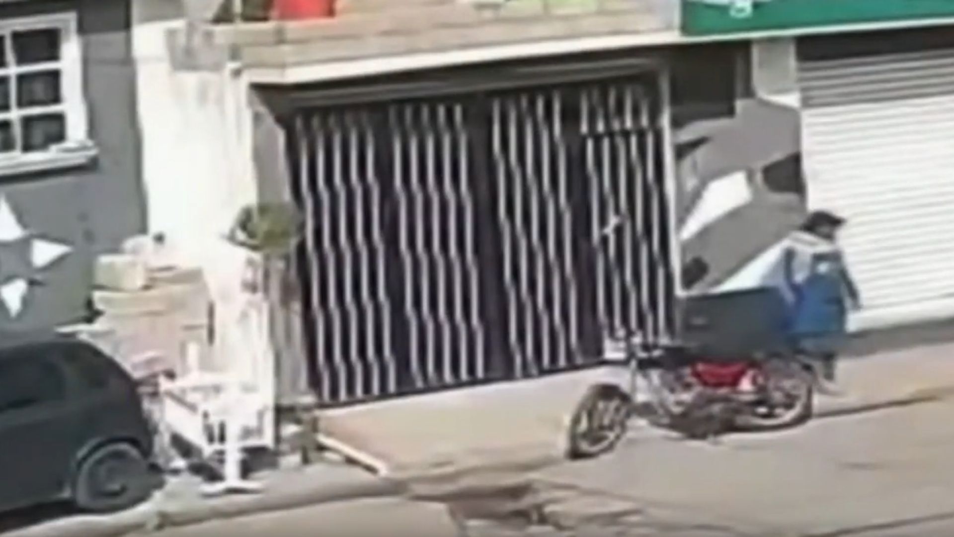Sujeto intenta robar moto en Ecatepec, pero fracasa al no arrancarla. Vigilancia registra cómo la arrastra por la calle hasta que vecina lo sorprende.