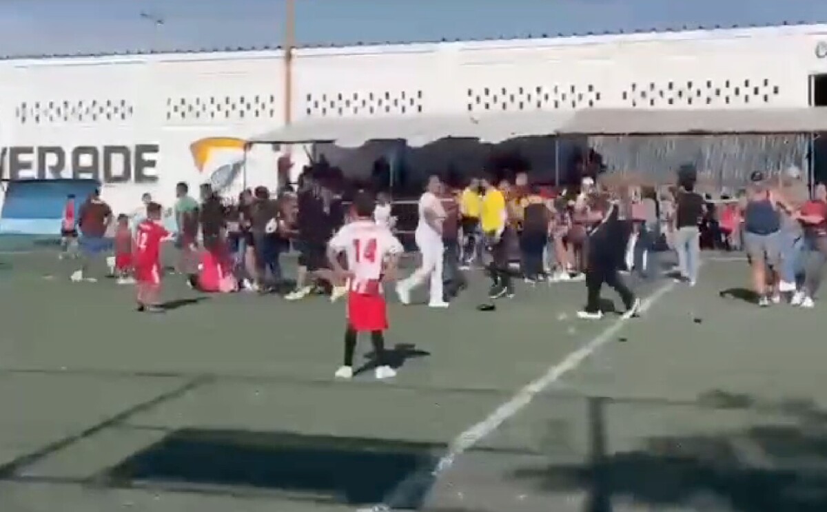 Padres peleando durante un partido de fútbol infantil en canchas de Gómez Palacio.