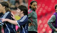 Lionel Messi une la historia de los técnicos de Chivas y Atlas. Descubre a los estrategas del Clásico Tapatío que compartieron cancha con el '10' en Alemania 20