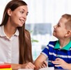 Mamá con niño que tiene TDAH.