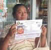 Mujer llorando con la foto de su hijo desaparecido en Escobedo.