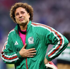 Guillermo Ochoa llorando tras la eliminación de México en el Mundial 2026 a manos de Inglaterra.