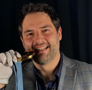 Memo Schutz portando una de las medallas que se entregaron en los Juegos Olímpicos de París 2024.