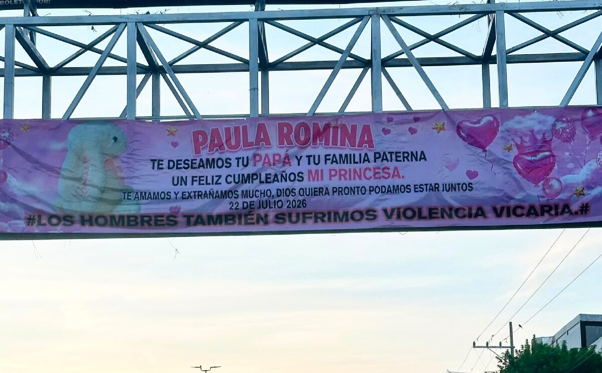Lona que fue colocada en un puente para pedir que un hombre vuelva a ver a su hija.