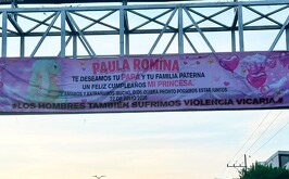 Lona que fue colocada en un puente para pedir que un hombre vuelva a ver a su hija.